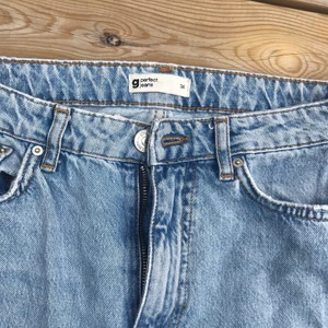 Jeans - Säljer dessa jeans ifrån Gina tricot💕Var inte rädd att skicka efter fler bilder eller frågor!