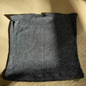 Glittrig Tub-topp  - En superfin glittrig tub-topp från monki. Använd ett fåtal gånger och säljer på grund av den inte kommer till användning. Den är inte jätteglittrig i mörkare rum, men den glittrar till i solljus. Den är i storlek XS, men jag skulle säga att den passar upp till storlek M då den är väldigt stretchig. Köpare står för frakt, men jag kan även mötas upp i Stockholmsområdet.