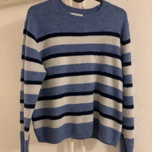 Super fin stickad tröja - Knappt använd blå/vit/mörkblå stickad tröja. Säljs då den inte används. Så skönt material och snygg passform. 100kr+frakt. 💕💕