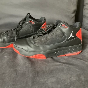 Jordan 2 Max aura  - Skor från märket Jordan. Det är en bra kvalite på skorna som är använda ett fåtal gånger. Jordan kartong ingår. Nypris 1300kr säljs för 400kr