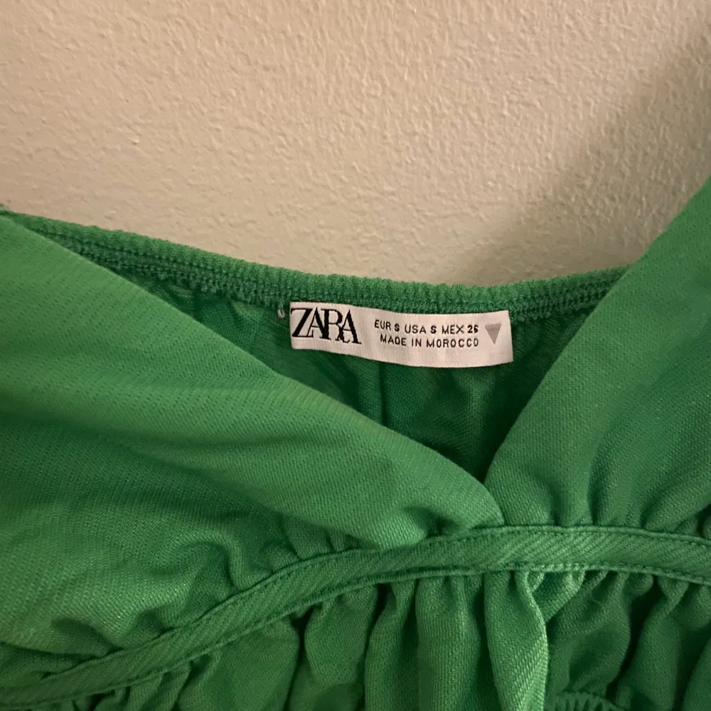 Säljer detta gröna linne från zara med volanger nertill. Superfin men jag har bara inte använt den någon gång. Den är helt ny, köpte i sommras inte använt! Frakt tillkommer<3 Buda i kommentarerna!!!. Toppar.