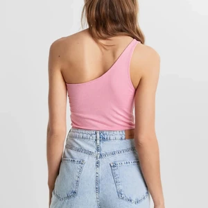 Rosa one shoulder linne - Superfint One shoulder linne från Gina Tricot i storlek S🦋