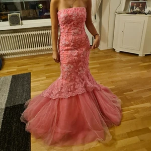 Klänning  - Rosa klänning storlek 34. Använd 2 gånger. Kemtvättad. Nypris 6000 kr säljes för 2000 kr. Vid snabb och seriös affär kan priset diskuteras. Eventuella fraktkostnader tillkommer.