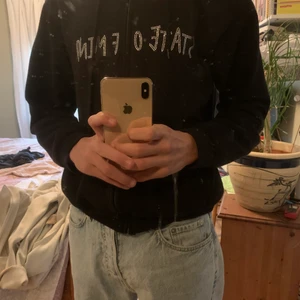 Rhinestone Hoodie - På grund av oseriösa köpare säljer jag denna otroligt fina kofta igen❗️ Om folk visar mycket intresse kommer jag aktivera en budgivning☺️ Annars får ni gärna skriva era bud i kommentarerna! Köp direkt för 600kr