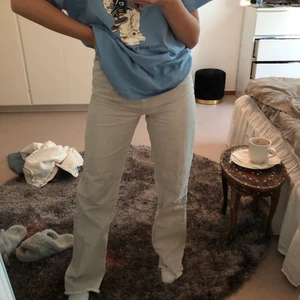 Vida jeans - Ljusgrå vida jeans från zara. Full length och går att klippa, dom är för långa för mig som är 165