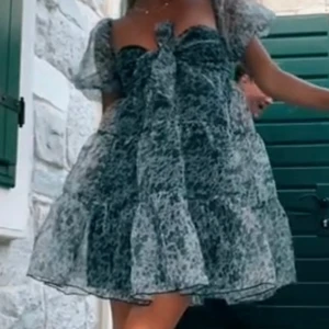 Tyll klänning! - Vääärldens finaste klänning i tyll med flera lager! Helt oanvänd, prislapp kvar! Säljer pga för liten för mig tyvärr:(( Storlek 38, men passar en 36-34!