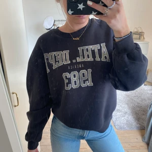 college tröja - En av mina favorit tröjor som är såå användbar men som jag tyvärr tröttnat lite på! Den är verkligen svin snygg och såå himla skön😍😍 Frakten ingår i priset