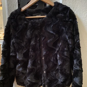 Jacka - Fluffig jacka från Vero Moda. Storlek s. Säljer för 150kr + frakt!💕