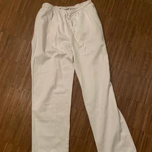 Vita byxor - Vita, raka byxor, storlek L men passar mindre om man vill ha oversized