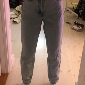 Momjeans - Mom jeans från Gina i storlek 36 är lite kosta i längden. (Jag är 1.55) och har ett litet hål längst ner på ena benet. Kontakta mig för frågor eller mer bilder💕