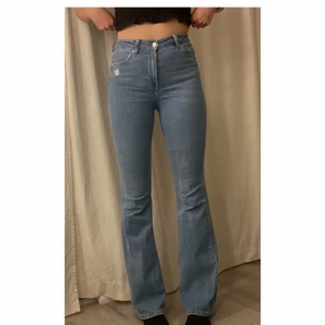 Utsvängda jeans  - Från Bershka, är 175 o dessa går till marken på mig. Storlek 36 - 150kr + 50kr frakt