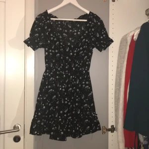 Sååå fin klänning med blommiga mönster❤️ - En blommig klänning som inte riktigt kommer till användning. Har inte använd på länge, tvättad🥰