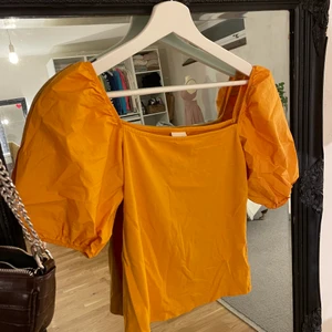 Söt topp - Söt topp med puffiga ärmar, inte mycket använd! 