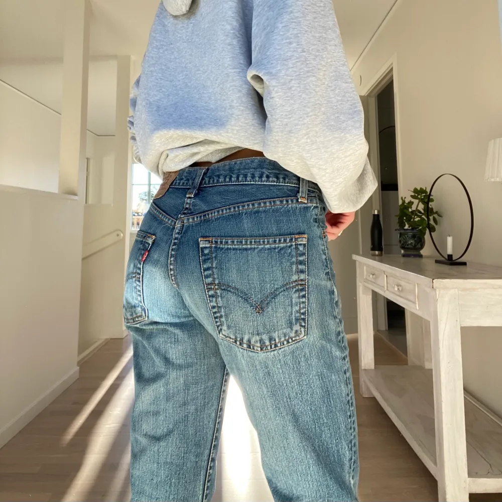Vintage levis jeans i modellen 525. Ursnygga och supertrendiga! Innerbenslängd ca 78 cm! Jag är 173cm👌🏼 . Jeans & Byxor.