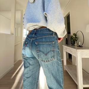 Vintage levis jeans i modellen 525. Ursnygga och supertrendiga! Innerbenslängd ca 78 cm! Jag är 173cm👌🏼 