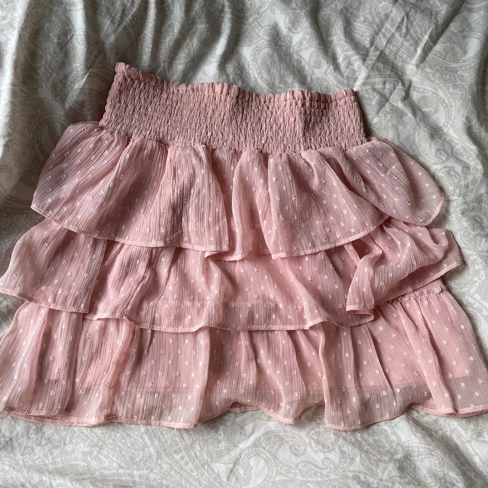 En jättefin kjol ifrån Lindex barnavdelningen, den är i storlek 146/152 men tycker den sitter som en xs/s. Har bara använt den max 2 ggr. Det är en fin ljusrosa färg. Köpt för ungefär 160 kr men är inte hundra.. Kjolar.