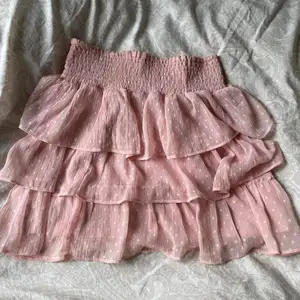 En jättefin kjol ifrån Lindex barnavdelningen, den är i storlek 146/152 men tycker den sitter som en xs/s. Har bara använt den max 2 ggr. Det är en fin ljusrosa färg. Köpt för ungefär 160 kr men är inte hundra.