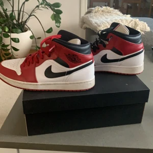 Jordan 1  - Säljer ett par Jordan 1 chicago mids storlek 42.5 i bra skick lite creasade men helt klart bra skick, bud ifrån 1000 