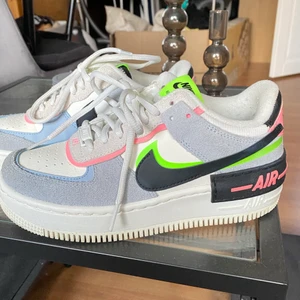 Skor NIKE sneakers - Näst intill helt oanvända Nike air force 1, max använda 3 gånger. Köparen står för frakten!😇
