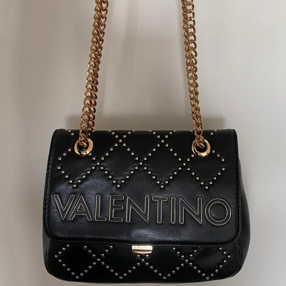 Äkta Valentino väska i ny skick! Använt väldigt få gånger.. Väskor.