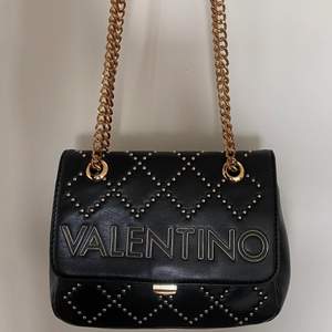 Äkta Valentino väska i ny skick! Använt väldigt få gånger.