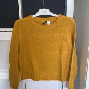 Gul stickad tröja  - Senapsgul stickad tröja i storlek S. Använd några gånger. Fint skick och skönt material. Frakt kan variera 