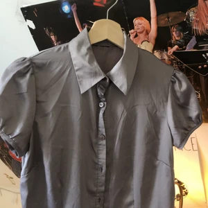 Figur sydd lila blus - En figur sydd lila skjorta! Sitter som punkarnas på 90-talet ;) I fink skick, köparen står för frakten <3