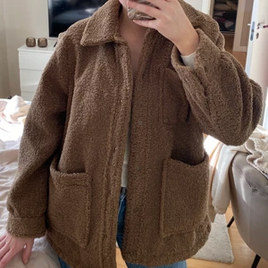 Pilejacka - Supersnygg brun jacka i pile från H&M! Jackan är i storlek M, & sitter perfekt oversize på mig 😍 Säljes då den tyvärr inte kommer till användning, så den är helt oanvänd 🤎 Frakt tillkommer.