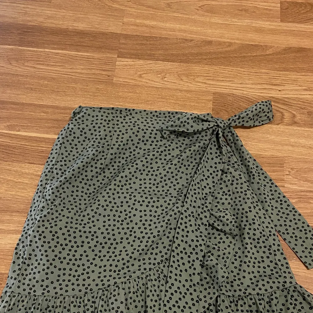 säljer nu min mörkgröna blommiga kjol från salt. använt max 3 gånger, köpte den i somras. köparen står för frakt.. Kjolar.