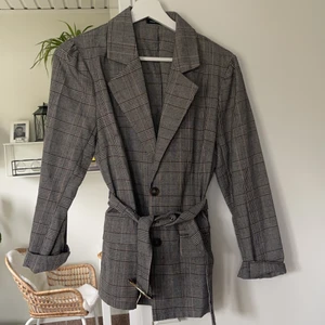 Blazer - Strl 36 från boohoo spårbart 66kr