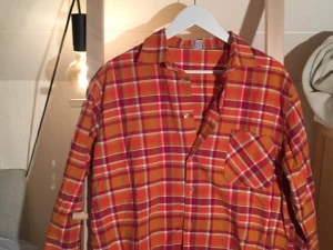 Rutig skjorta - Rutig, ganska oversize skjorta i jättebra skick. Från humana, men jag har inte själv fått användning för den. Skjortan är ganska tjock, så går att använda även när det blir lite kallare🌻🍂🍄🐚