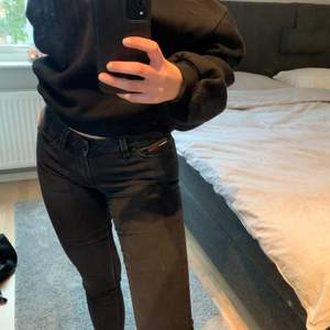 Svarta Tommy hilfiger jeans! Använda men i okej skick därav priset. Passar en XS-S🤍