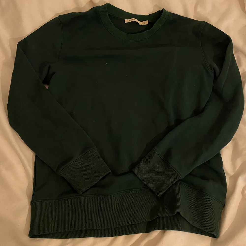 Härlig grön sweater ifrån Whyred, köpt på Afounds herravdelning. Använd en gång och ej mer tyvärr😔👍 Nypris: 499kr, modell: Dean flin forest green. Tröjor & Koftor.