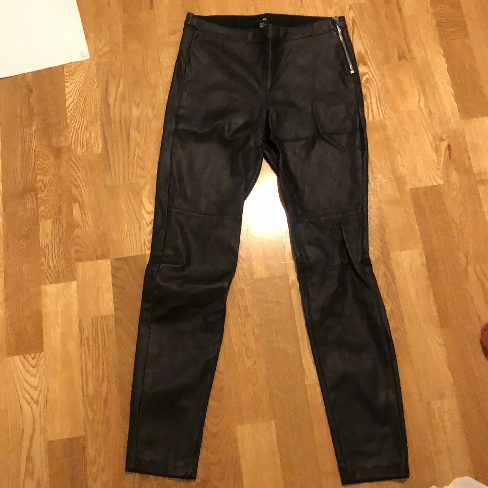 byxor i syntetiserat läder i svart. Jeans & Byxor.