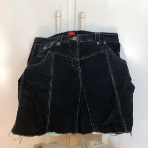 Minikjol Esprit - Lågmidjad minikjol i manchestertyg från Esprit, vita kontrastsömmar och lite utsvängd nertill. Passar stl s/m