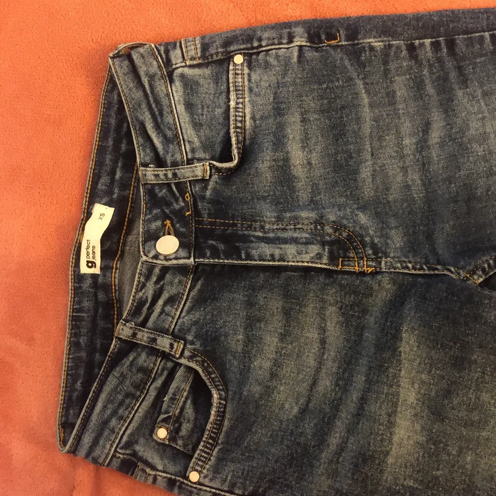 Jag köpte dessa jeans för 1 månad sen. Och tvätta dem en gång men är för små för mig, Jag köpte dessa för 349 kr och säljer för 249 kr istället. Priset kan även diskuteras Jag står inte för FRAKTEN . Jeans & Byxor.