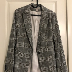 Blazer - Oanvänd blazer från H&M, fin passform
