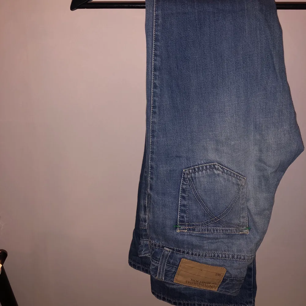 Lågmidjade vintage jeans från United Colors of Benetton i bra skick. Jeansen har längst ner slitning från uppvikning men är utöver det i bra skick, så fina och supertrendiga just nu. Står strl 40 men är för små på mig som är 36. Jeans & Byxor.