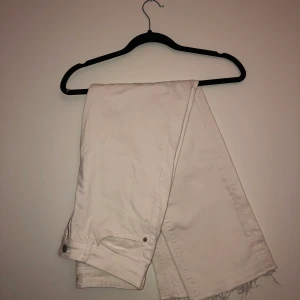 Vita jeans  - Jag är 165, fast då hade jag inte tagit up byxorna där nere, nu är dom ca 3cm längre. Dom är inte genomskinliga enligt mig