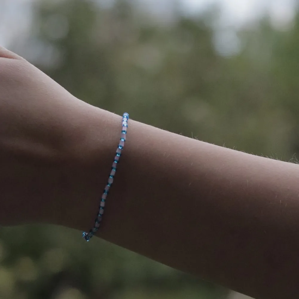 Rosa och blått armband med elastisk tråd💗💙 ca 15 cm i omkrets. Accessoarer.