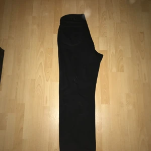 Svarta Wrangler jeans - Ett par feta svarta wrangler byxor i nyskick. Säljes då byxorna satt för stort på mig. Om man brukar ha 34 i midjan sitter dem nice och baggy på dig. Skickar gärna fler bilder vid intresse. Möts ej upp p.g.a Corona men vi delar på frakten:)
