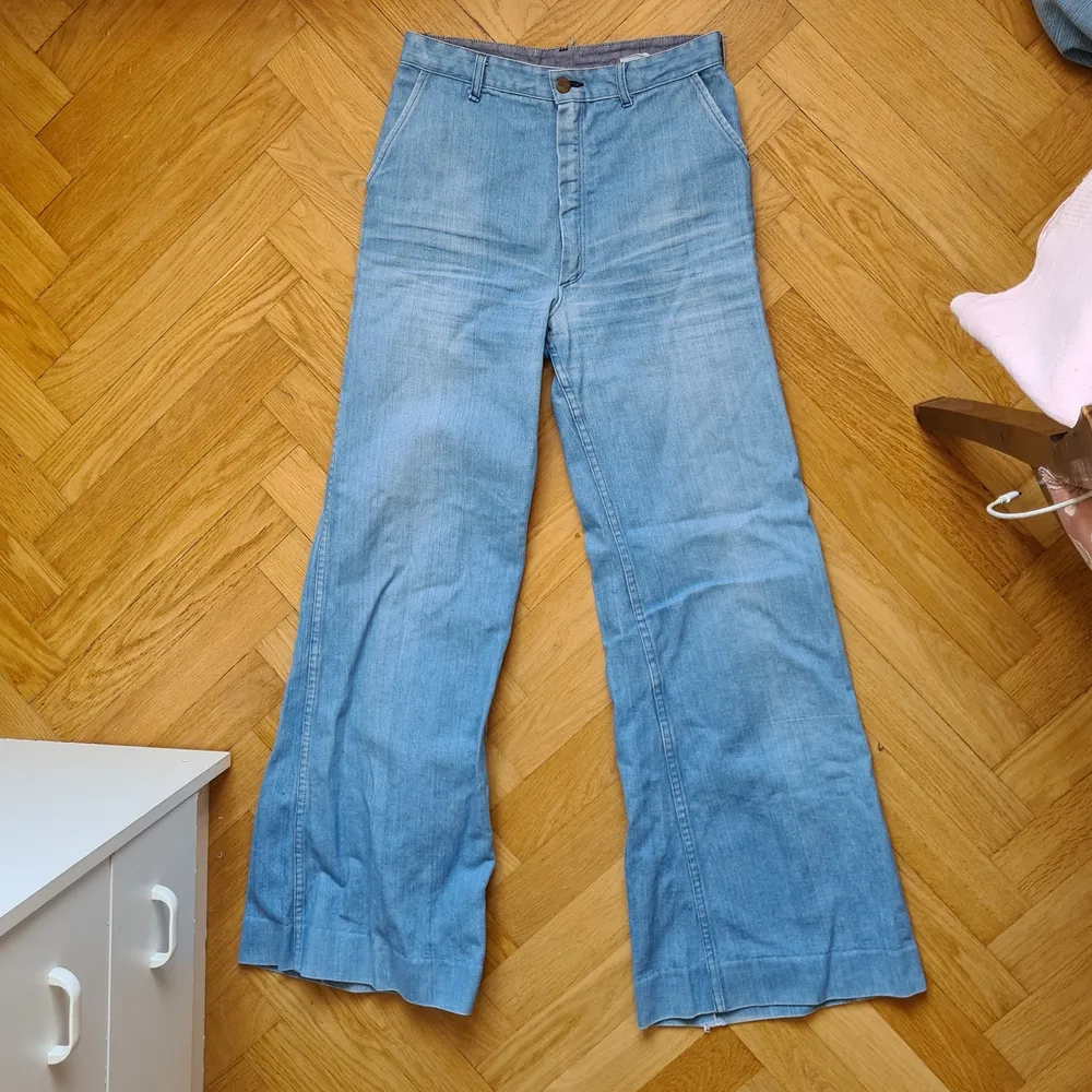 Högmidjade jeans köpta secondhand från 70talet (om jag minns rätt)💕💕 kan tyvärr inte fixa fler bilder än dessa med dom på då de är för små för mig i nuläget, dessa bilderna är gamla💚 sitter typ som en mindre s eller xs kanske:). Jeans & Byxor.