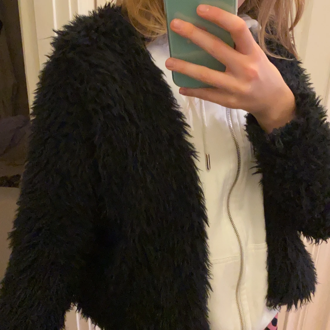 Fluffig svart jacka - 90