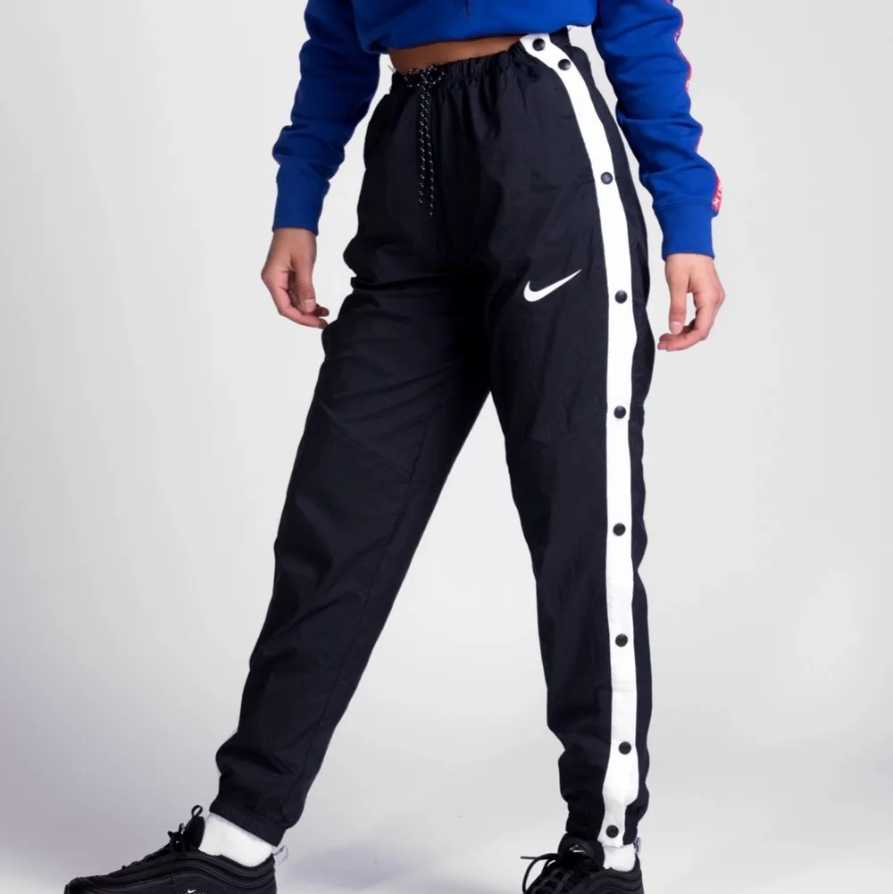 Popper pant från Nike strl S, mudd längst ner, knappt använda. Jeans & Byxor.
