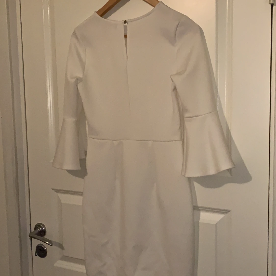 Vit klänning med volangarmar - 90