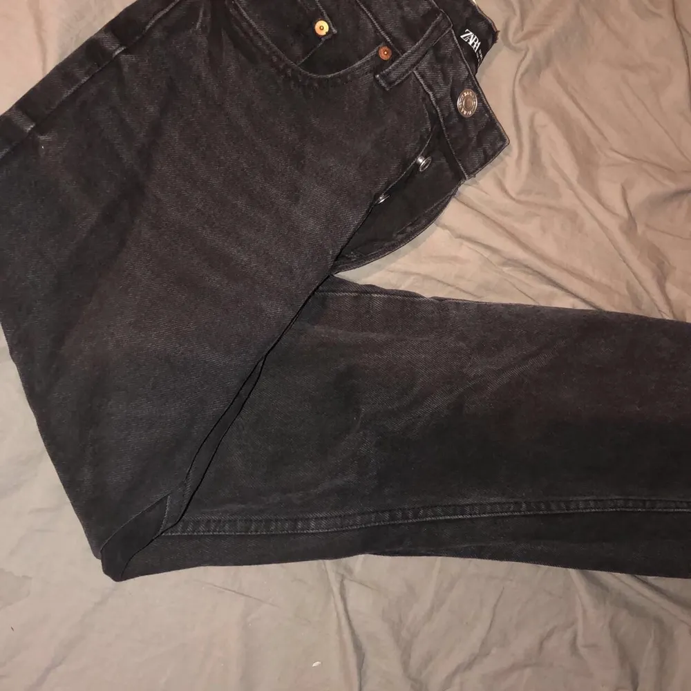 Svarta zara jeans . Jeans & Byxor.