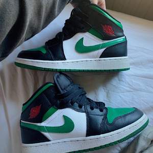 Ett par nästan oanvända jordan jordan green toe. Säljer vid tillräckligt bra bud, buda i kommentarerna. Väldigt eftertraktade jordans som blir perfekta till sommaren. Använda 5 ggr. Skriv pm för frågor eller fler bilder💕 ÄKTA SÅKLART. köpare står för frakt.