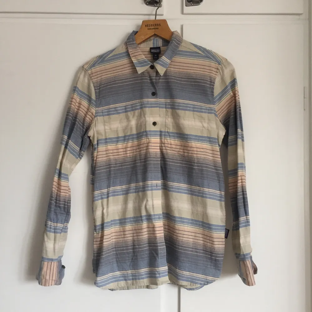 Skjorta från Patagonia som jag köpte secondhand. Den är i jättebra skick och jag har inte använt den :). Skjortor.