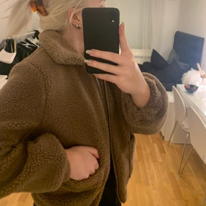 Teddyjacka - Säljer nu min mysiga teddyjacket. Från bubbleroom. Perfekt nu till våren. Storlek 38. Pris 200kr. Frakt tillkommer.