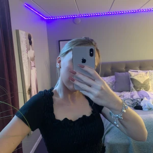 Topp - Svart croptop från missguided 